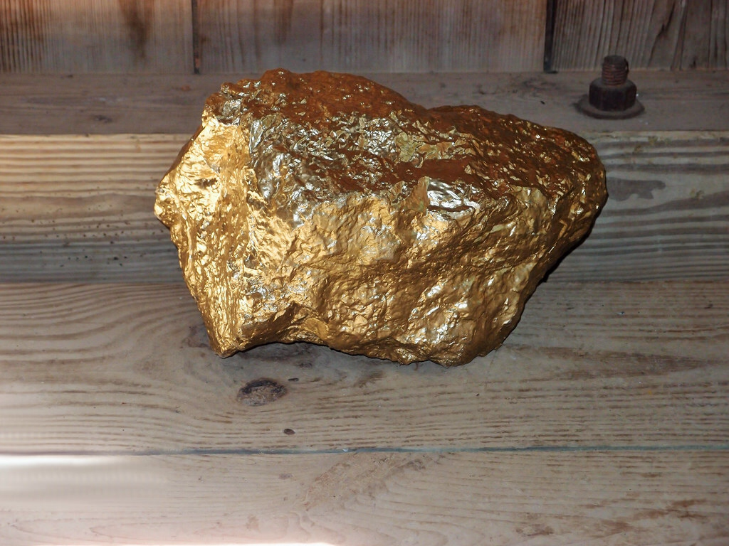 picture of a big gold rock